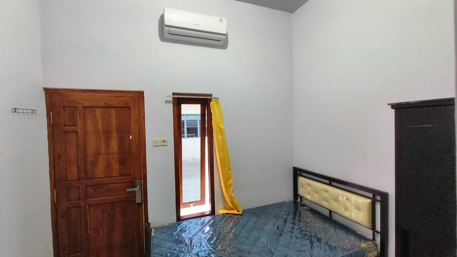 Kamar Premium AC + Kamar Mandi Dalam